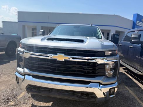 Used 2025 Chevrolet Silverado 2500 LT w/ Convenience Package AWD/4WD image 6