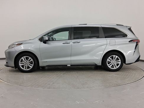 Used 2021 Toyota Sienna Limited image 2