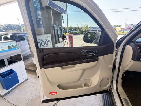 Used 2011 Cadillac Escalade Platinum AWD/4WD image 19