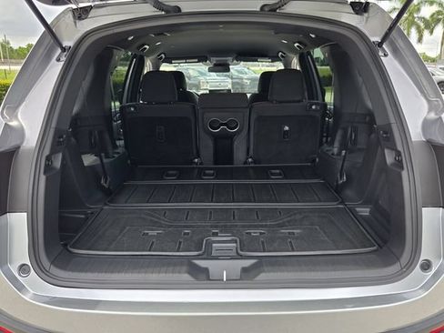 Used 2025 Honda Pilot Sport image 13
