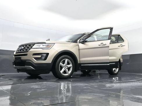 Used 2017 Ford Explorer XLT w/ Equipment Group 202A AWD/4WD image 36