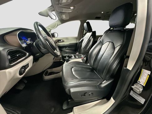 Used 2017 Chrysler Pacifica Touring-L FWD image 22