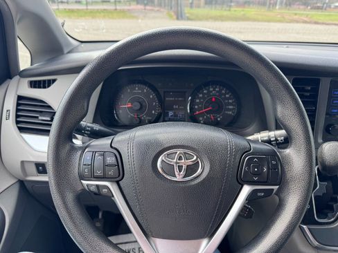 Used 2016 Toyota Sienna LE image 16