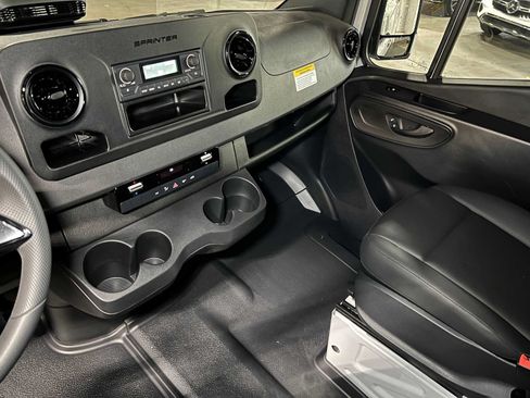 Used 2025 Mercedes-Benz Sprinter 2500 image 33