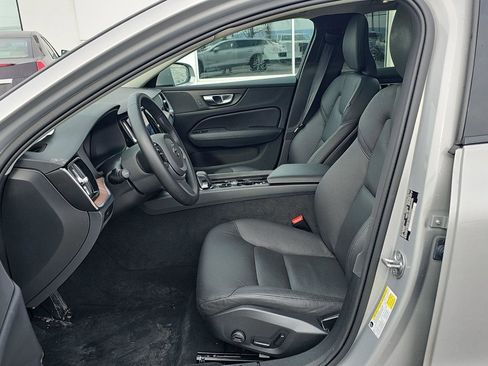 Used 2025 Volvo V60 B5 Cross Country Plus image 9