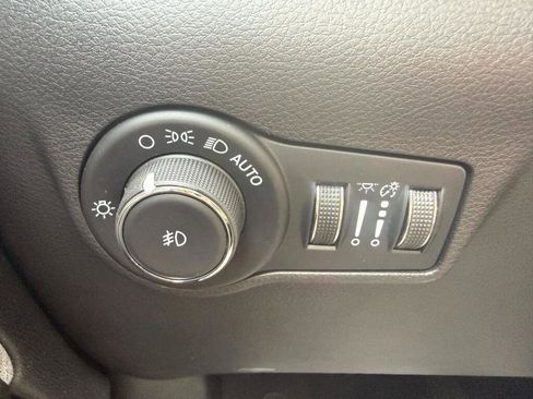 Used 2023 Jeep Compass Latitude AWD/4WD image 17