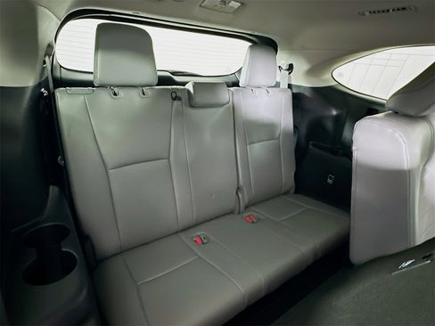 Used 2022 Toyota Highlander XLE image 28