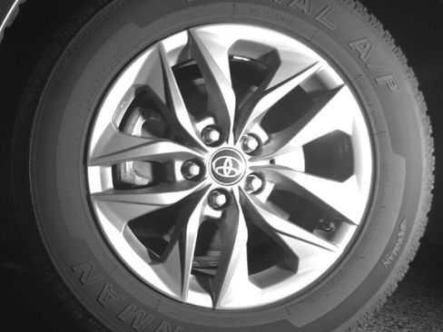 Used 2025 Toyota Sienna XLE FWD image 9