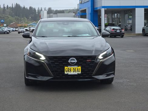 Used 2023 Nissan Altima 2.5 SR w/ SR Premium Package FWD image 3