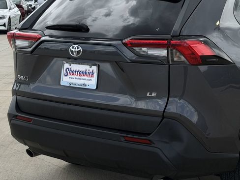 Used 2022 Toyota RAV4 LE FWD image 6