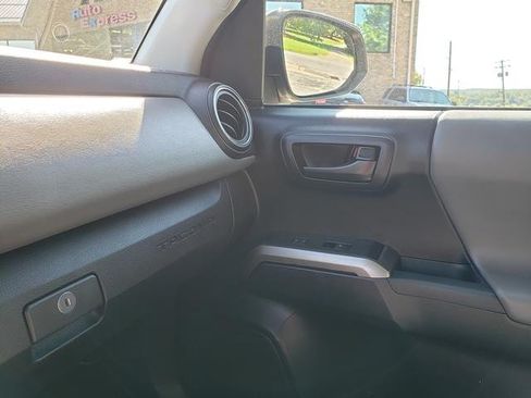 Used 2018 Toyota Tacoma SR5 AWD/4WD image 25