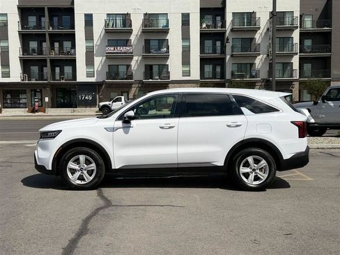 Used 2022 Kia Sorento LX AWD/4WD image 4