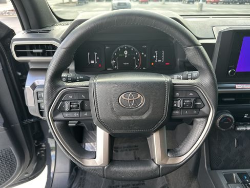 Used 2025 Toyota 4Runner SR5 AWD/4WD image 18