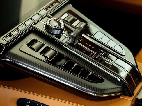 Used 2025 Aston Martin V8 Vantage Coupe image 32