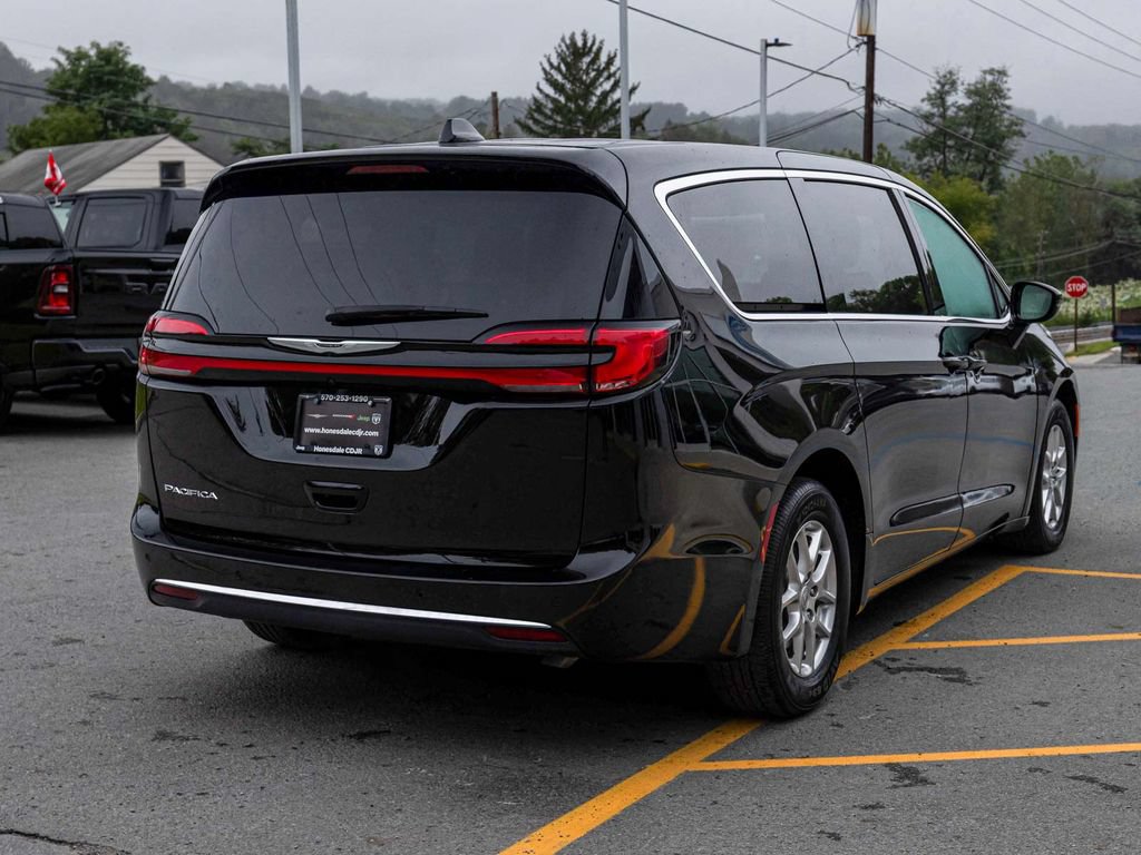 Used 2025 Chrysler Pacifica Select FWD image 4