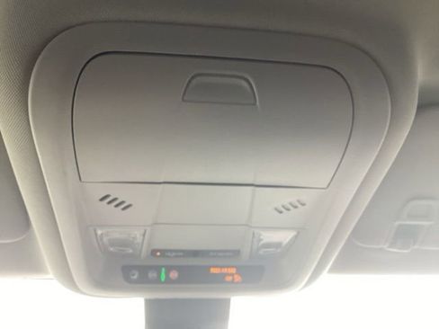 Used 2024 GMC Terrain SLE image 30