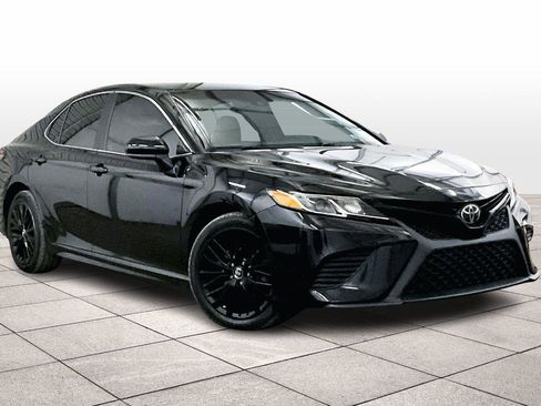 Used 2019 Toyota Camry SE image 3