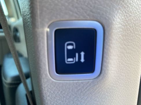 Used 2023 Chrysler Pacifica Touring-L image 12