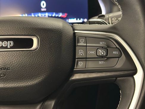 Used 2023 Jeep Grand Cherokee L Laredo image 11