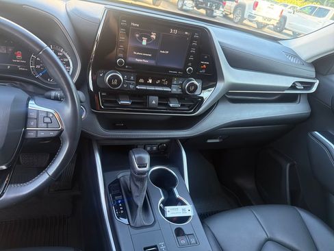 Used 2021 Toyota Highlander XLE AWD/4WD image 23
