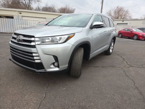 Used 2019 Toyota Highlander Limited image 3