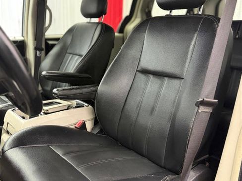 Used 2016 Chrysler Town & Country Touring FWD image 12