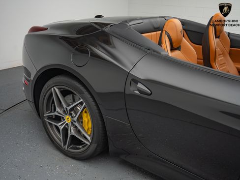 Used 2015 Ferrari California T image 5