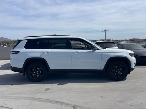 Used 2023 Jeep Grand Cherokee L Laredo image 3