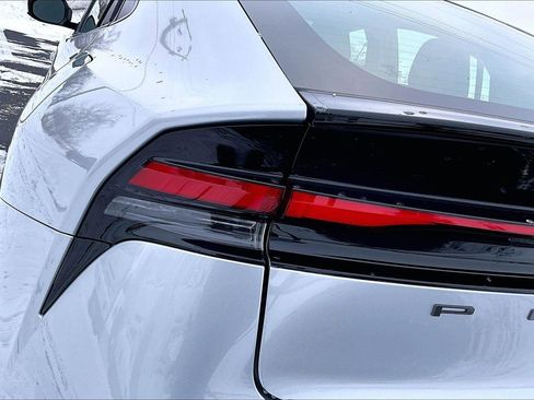 Used 2025 Toyota Prius LE image 30