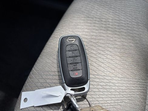 Used 2025 Nissan Rogue SV FWD image 17