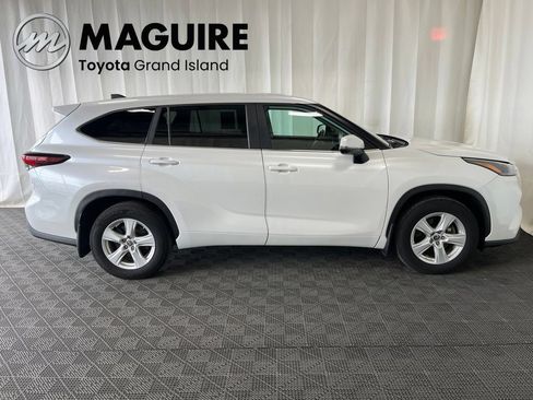 Used 2024 Toyota Highlander LE FWD image 2