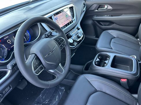 New 2026 Chrysler Voyager LX image 10