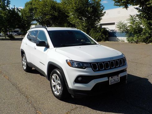 Used 2024 Jeep Compass Latitude image 2