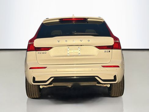 Used 2025 Volvo XC60 B5 Ultra w/ Climate Package image 4