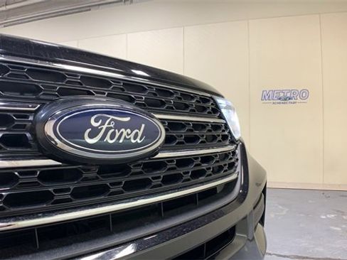 Used 2022 Ford Explorer XLT image 48