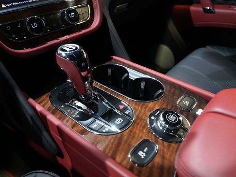 Used 2018 Bentley Bentayga AWD/4WD image 48