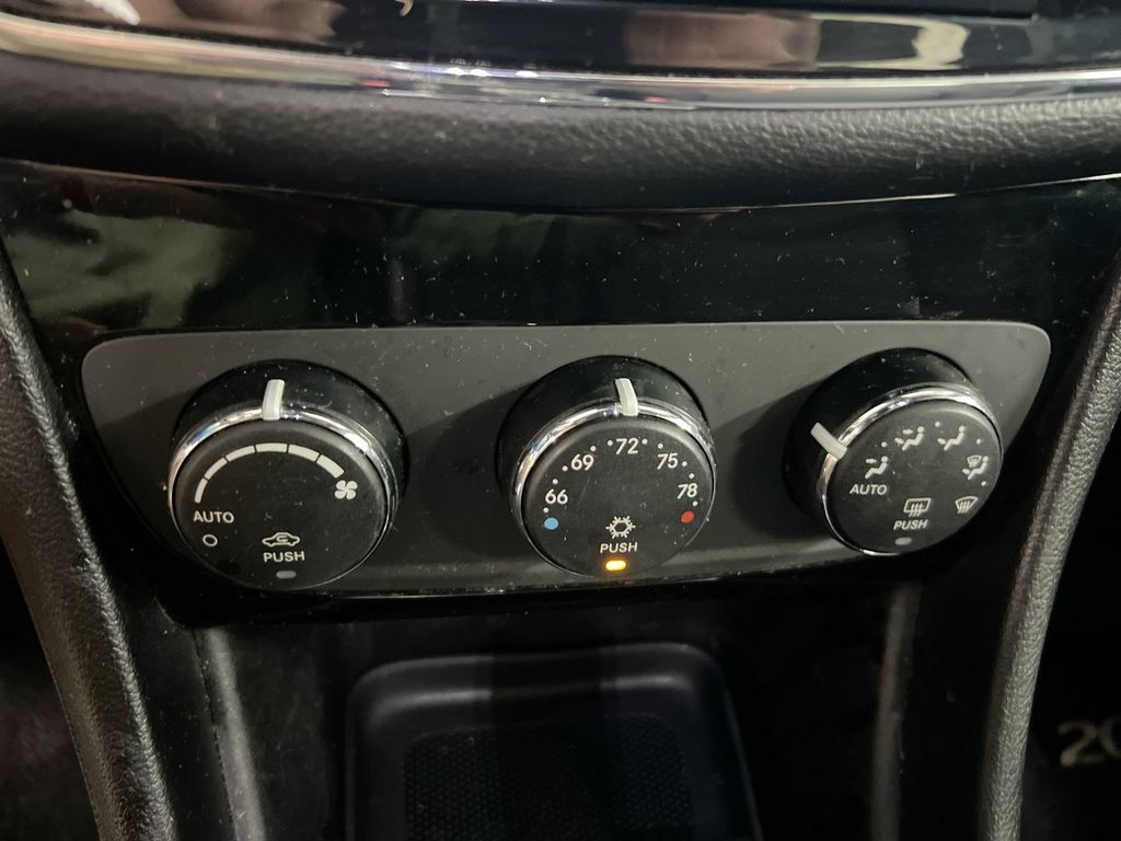 Used 2013 Chrysler 200 Touring FWD image 15