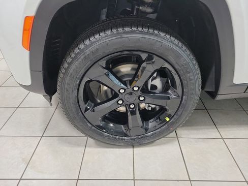 New 2026 Jeep Grand Cherokee Limited w/ Limited Altitude Package AWD/4WD image 29