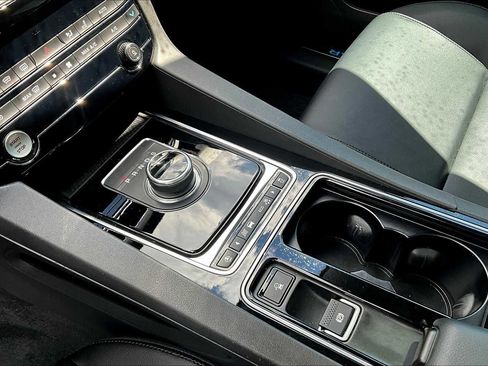 Used 2019 Jaguar F-PACE Premium image 31