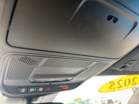 Used 2025 Buick Enclave Preferred image 19