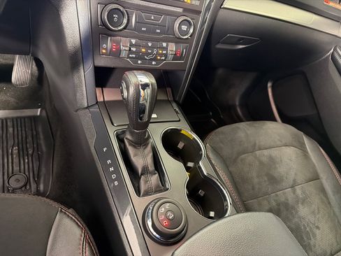 Used 2018 Ford Explorer XLT w/ Equipment Group 202A AWD/4WD image 18