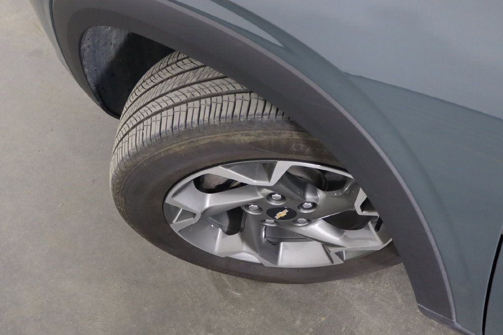 Used 2025 Chevrolet Trax LT w/ Sunroof Package FWD image 39