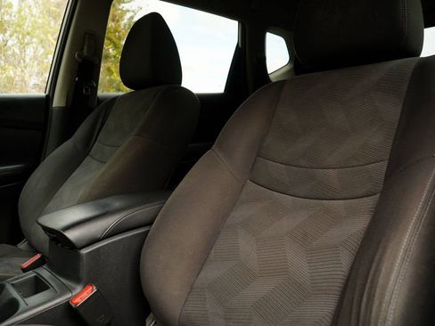 Used 2016 Nissan Rogue SV image 13