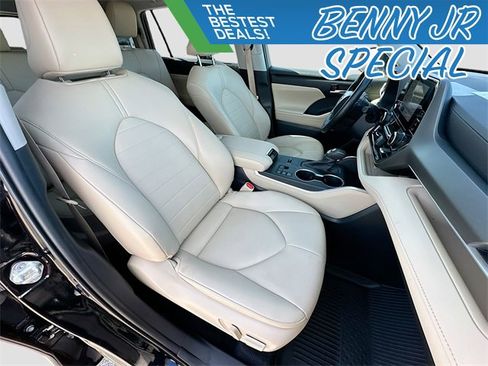Used 2023 Toyota Highlander XLE image 29