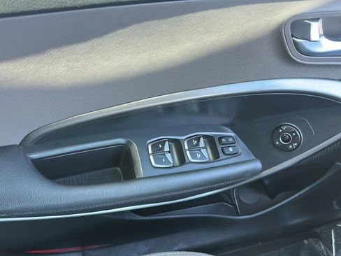 Used 2018 Hyundai Santa Fe SE FWD image 19