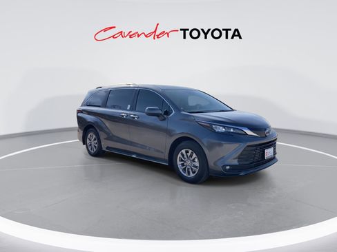 Certified 2025 Toyota Sienna XLE image 2