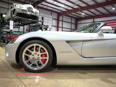 Used 2004 Dodge Viper SRT-10 image 3