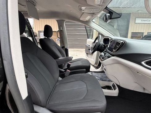 Used 2017 Chrysler Pacifica Touring FWD image 60