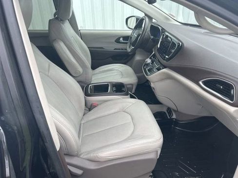 Used 2021 Chrysler Pacifica Touring-L image 39