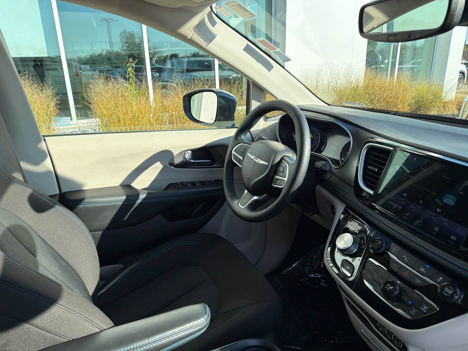 Used 2021 Chrysler Pacifica Touring w/ Cold Weather Group FWD image 52